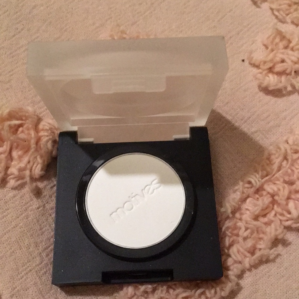 Motives Cosmetics - Picture 3 of 8